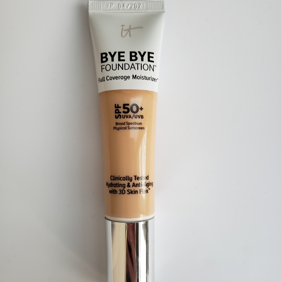 it cosmetics Other - IT Bye Bye Foundation in Medium